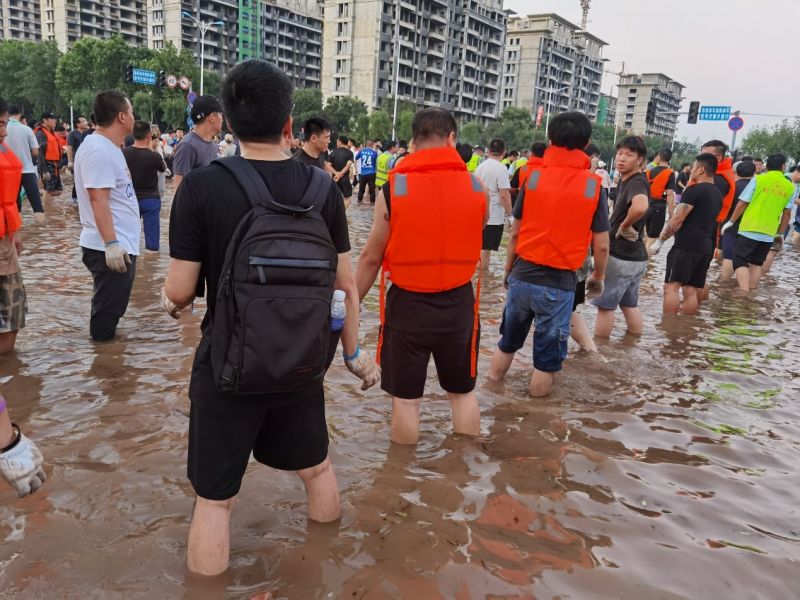 拓韦财税员工积极投入河南暴雨抢险一线